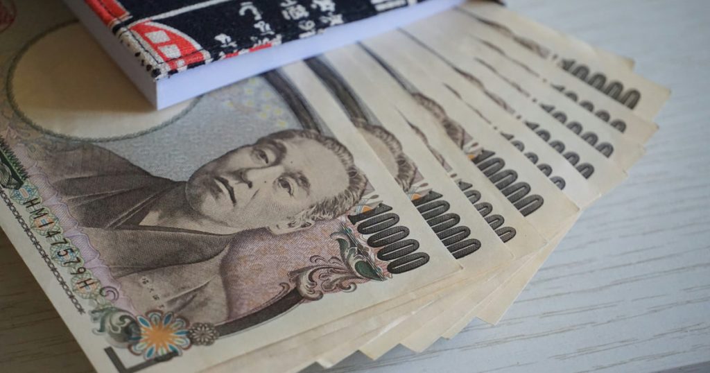 Yen gains as BOJ signals policy shift